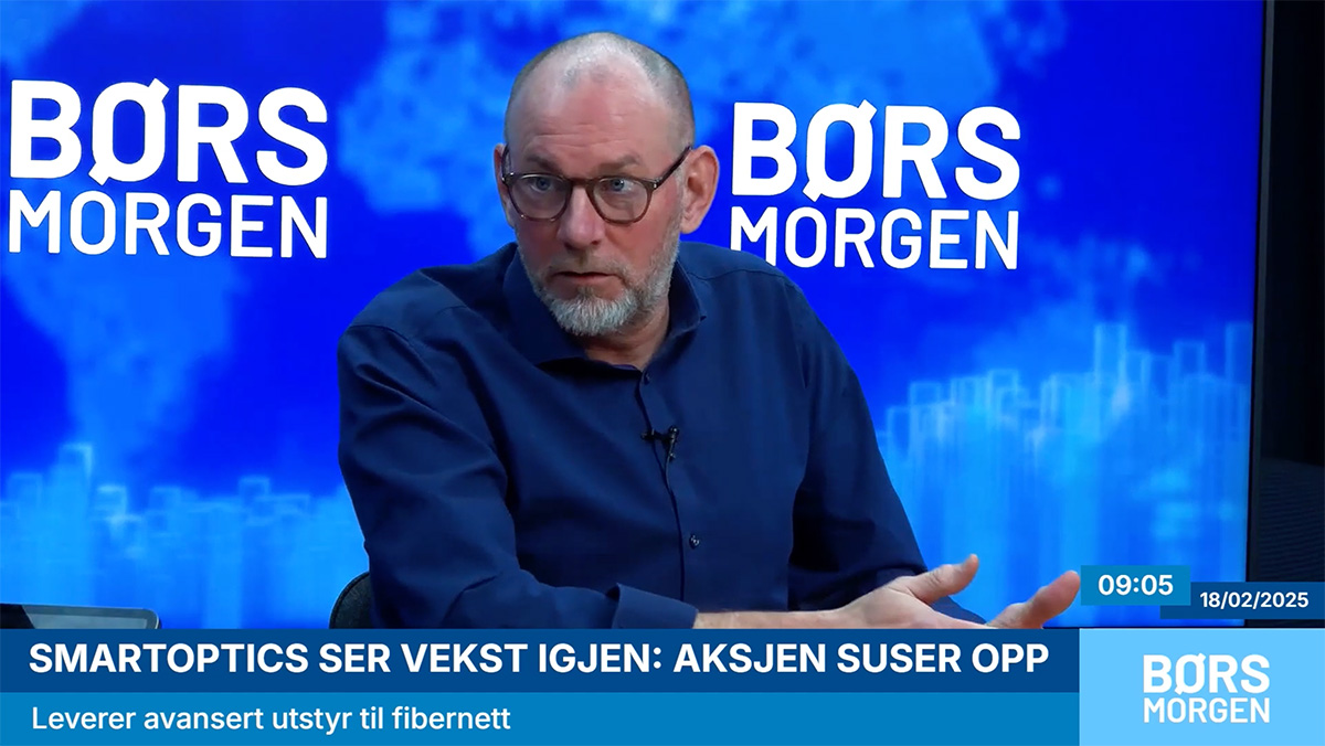Man with glasses in a studio discussing stocks, "Børs Morgen" logo, Norwegian text and date 18/02/2025 on screen.